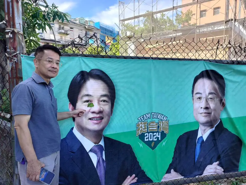 ▲立法委員參選人范綱祥與副總統賴清德的合照競選布條，遭到不名人士以利刃破壞。（圖／翻攝范綱祥臉書）