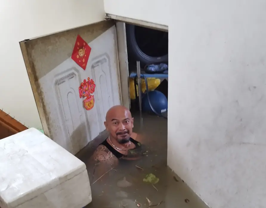 ▲10日晚間嘉義各地誇張的淹水景象也不斷被轉發，其中一張「光頭壯漢」整個身體泡在水中的照片，更一度被質疑是改圖。（圖／翻攝王勇達臉書）