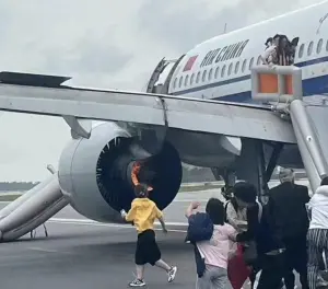 ▲中國國航緊急降落新加坡樟宜機場並撤離機上乘客，照片中可看到引擎起火。（圖／翻攝自頂端新聞）