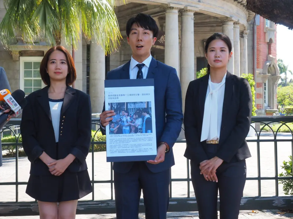 ▲立委參選人吳崢在議員林亮君、戴瑋姍與律師陪同，正式赴監察院舉發王鴻薇違反《政治獻金法》。（圖／吳崢競辦提供）