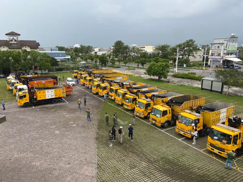 ▲高雄出動百人,以及數十輛抓斗車、土卡車到台東協助災後復原。(圖/翻攝自饒慶鈴臉書)