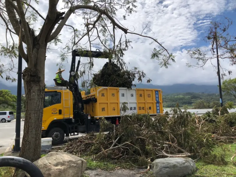 ▲高雄出動百人,以及數十輛抓斗車、土卡車到台東協助災後復原。(圖/翻攝自饒慶鈴臉書)