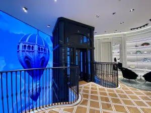 ▲LED藝術牆面裝置搭配復古電梯，十足奢華義式風格。（圖／記者蕭涵云攝）