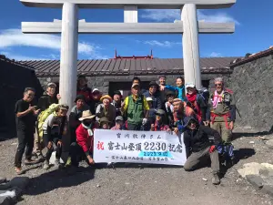活著就要爬！日8旬老翁登頂富士山逾2千次　趕登山季最終日寫紀錄
