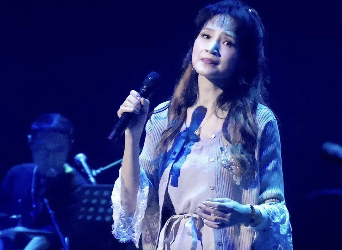 ▲方季惟在演唱會上一連演唱15首精選生涯經典和人生重要的歌曲，甚至情緒一度被氣氛感染而落淚。（圖／大大娛樂提供）