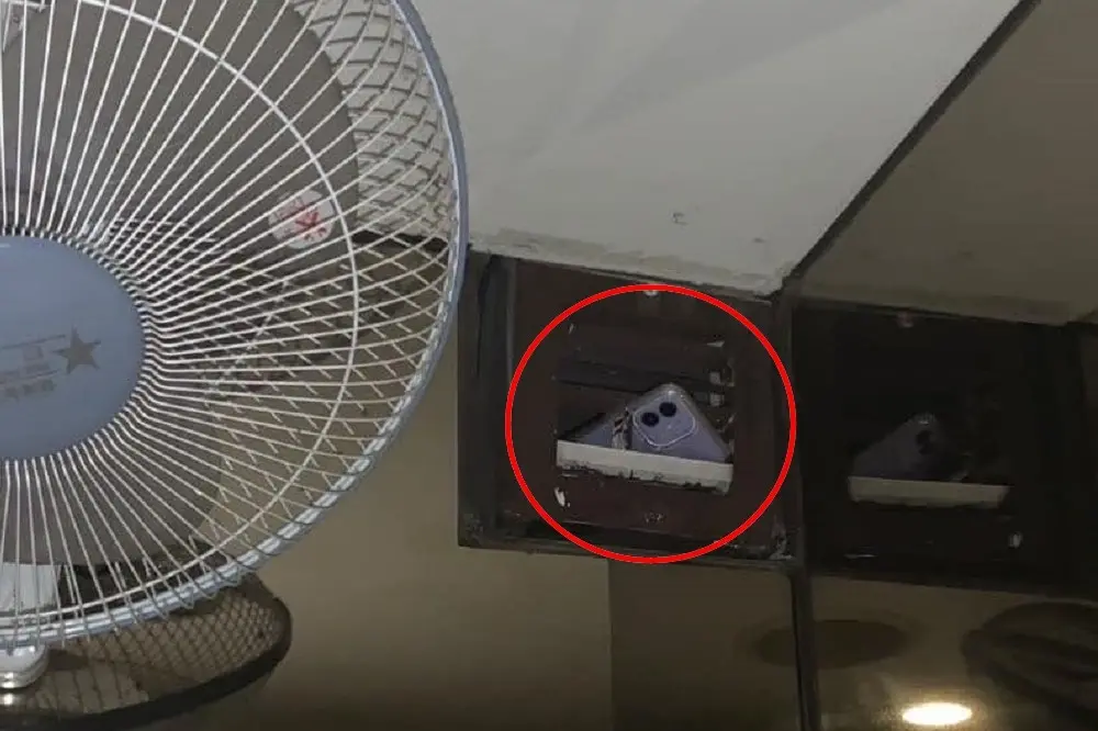 ▲鄭姓老闆用手機偷拍女員工上廁所。（圖／翻攝畫面）