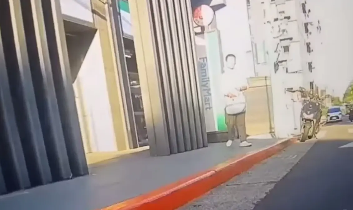 ▲女騎士PO文指出，該名男子從袋子裡掏出不明物追逐自己。（圖／翻攝畫面）