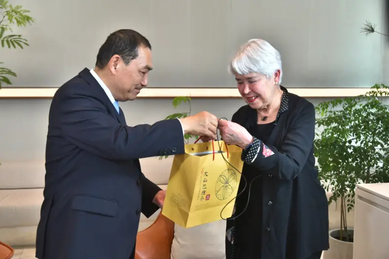 ▲侯友宜與柏克萊加州大學首位女校長卡洛.克萊斯特會面並贈上新北好禮。(圖 /新北市政府提供)