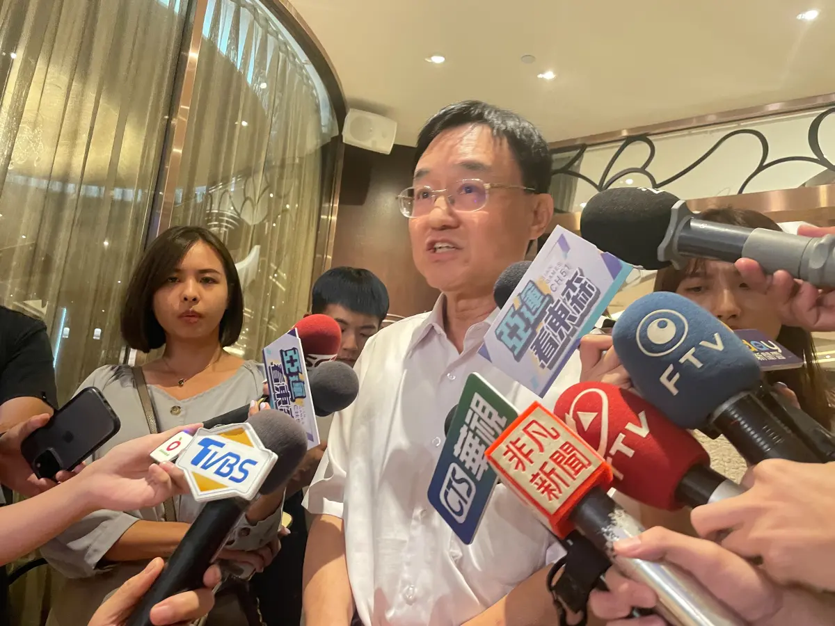 ▲基泰建設因大直建案施工不慎，弄垮鄰房，10日高層出面道歉，昨（11）日與住戶座談。事件發生後，基泰連2個交易日苦吞跌停，市值蒸發超過12億元。圖為基泰建設總經理馮先勉。（圖／記者邱新博攝，2023.09.11）