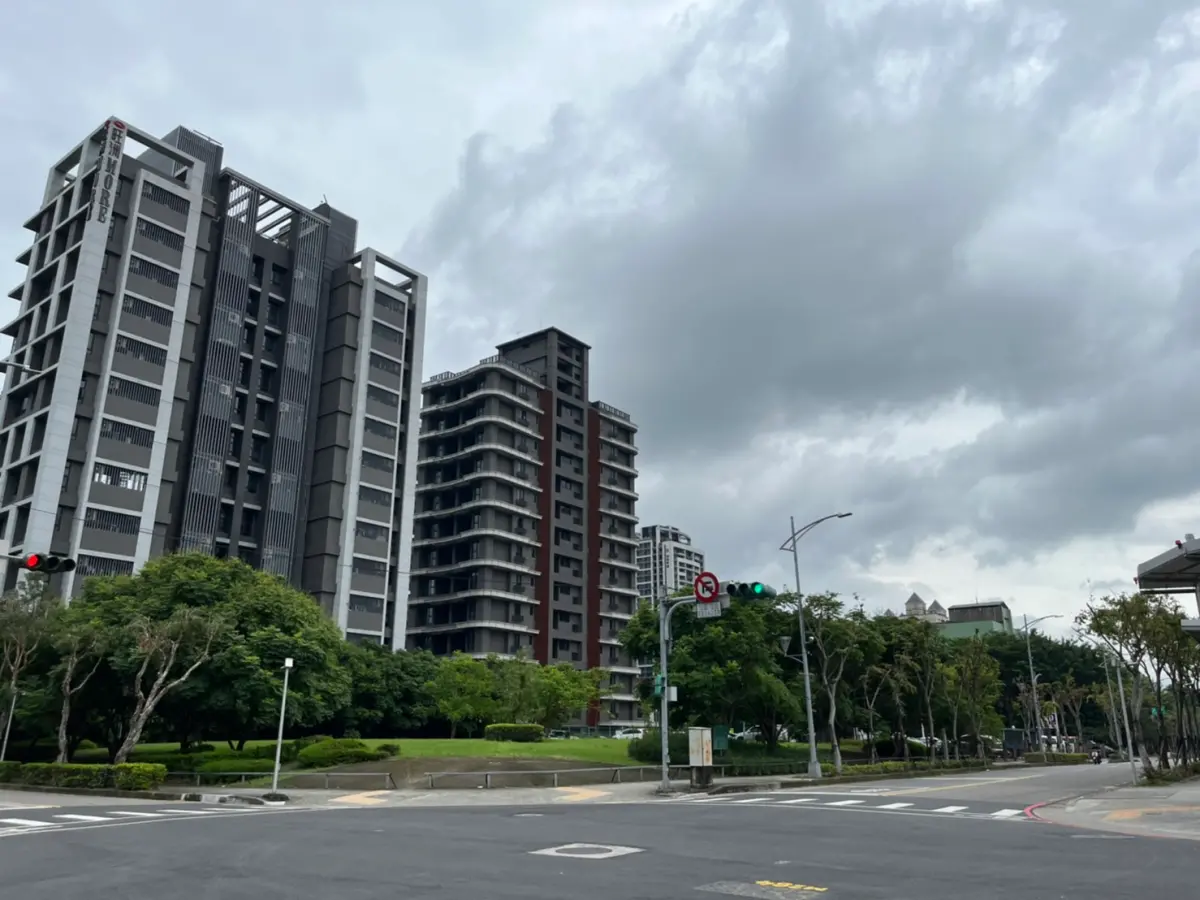 ▲副都心重劃區除有發展題材，區域內住宅區綠覆率高、有雙語學區、鄰近也有生活機能，受到許多年輕購屋族喜愛。（圖／資料照片）