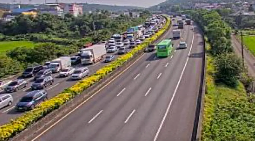 ▲國1南向湖口交流道回堵5公里。（圖／翻攝自高速公路資訊網）