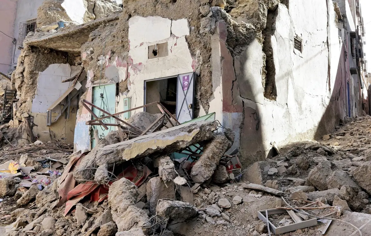 ▲摩洛哥1位父親在強震發生時試圖以肉身保護孩子，結果頭部遭重創不幸身亡。圖為此次地震倒塌的房屋之一。（圖／美聯社／達志影像）