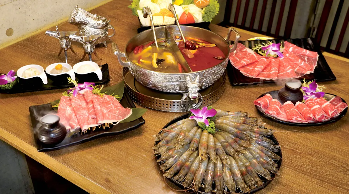 ▲馬辣旗下問鼎宮廷火鍋，9月祭出痛風鍋好康，軍人、教師、記者3種身份可享「幾歲送幾隻白蝦」，最低688元起吃到飽。而9月出生的處女座和天秤座，到小福利麻辣鍋則送北海道生食級干貝。（圖／馬辣集團提供）