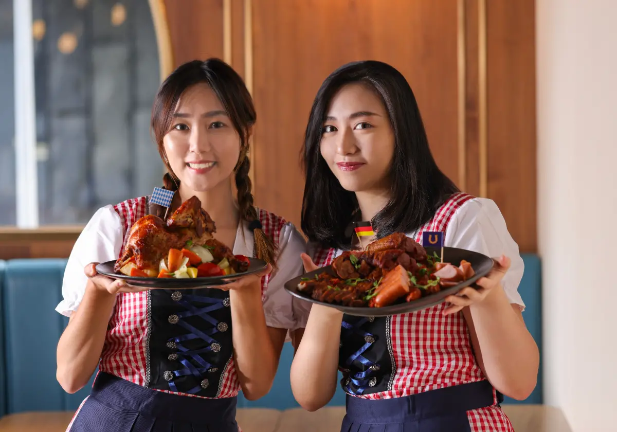 ▲迎接慕尼黑啤酒節，柏克金打造十月慶典啤酒及5道期間限定餐點，週末狂歡派對有德國豬腳等10道菜吃到飽。SUNMAI金色三麥則與PABLO半熟起司塔、嵜本SAKImoto生吐司聯名。（圖／金車柏克金餐酒集團提供）