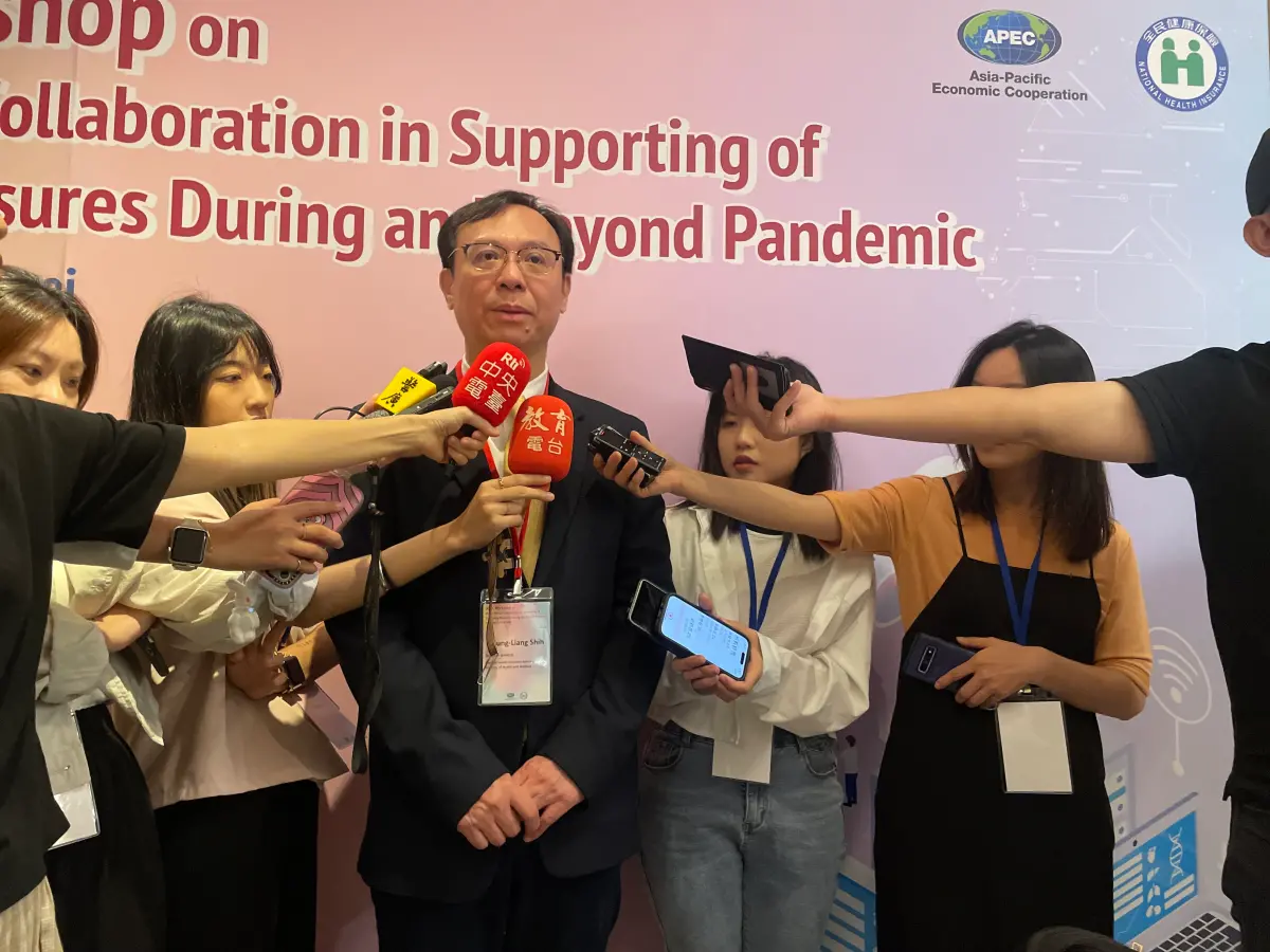 ▲健保署長石崇良今（12）日出席「APEC數位醫療應用公私協力工作坊」，會後接受媒體聯訪、預告明年第一季健保將有「3項配套」、「2大擴充」。（圖／記者林志怡攝，2023.09.12）