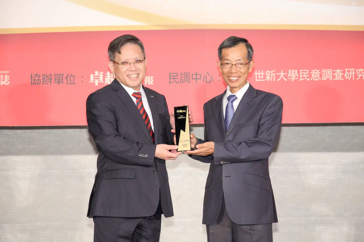 ▲新光銀行榮獲2023卓越銀行評比「最佳社會共融獎」及「最佳客戶推薦獎」雙獎肯定，由新光銀行總經理李正國(左)代表出席接受金管會主秘蔡福隆(右)頒獎。（圖／品牌提供）