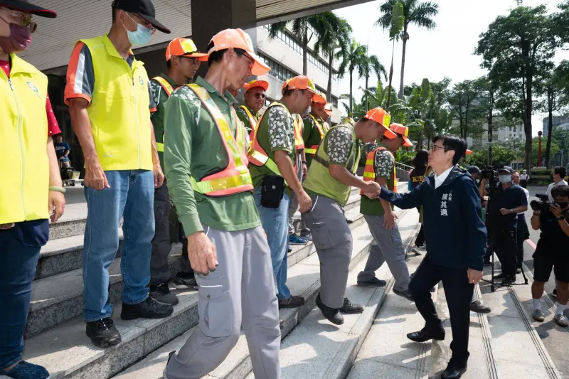 ▲高雄市支援團隊於9月6日晚間趕赴台東支援,並於昨日完成任務回到高雄,高雄市長陳其邁今(12)日上午表達慰勞之意。(圖/高雄市政府提供)