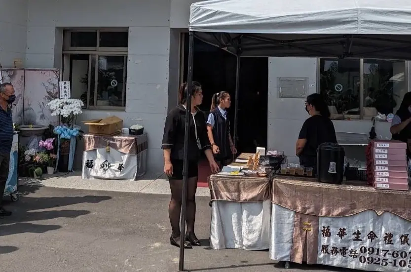 ▲台中崇德殯儀館突然大跳電，喪禮工作人員在室外等待復電。（圖／台中市議員羅廷瑋提供，2023.09.12）