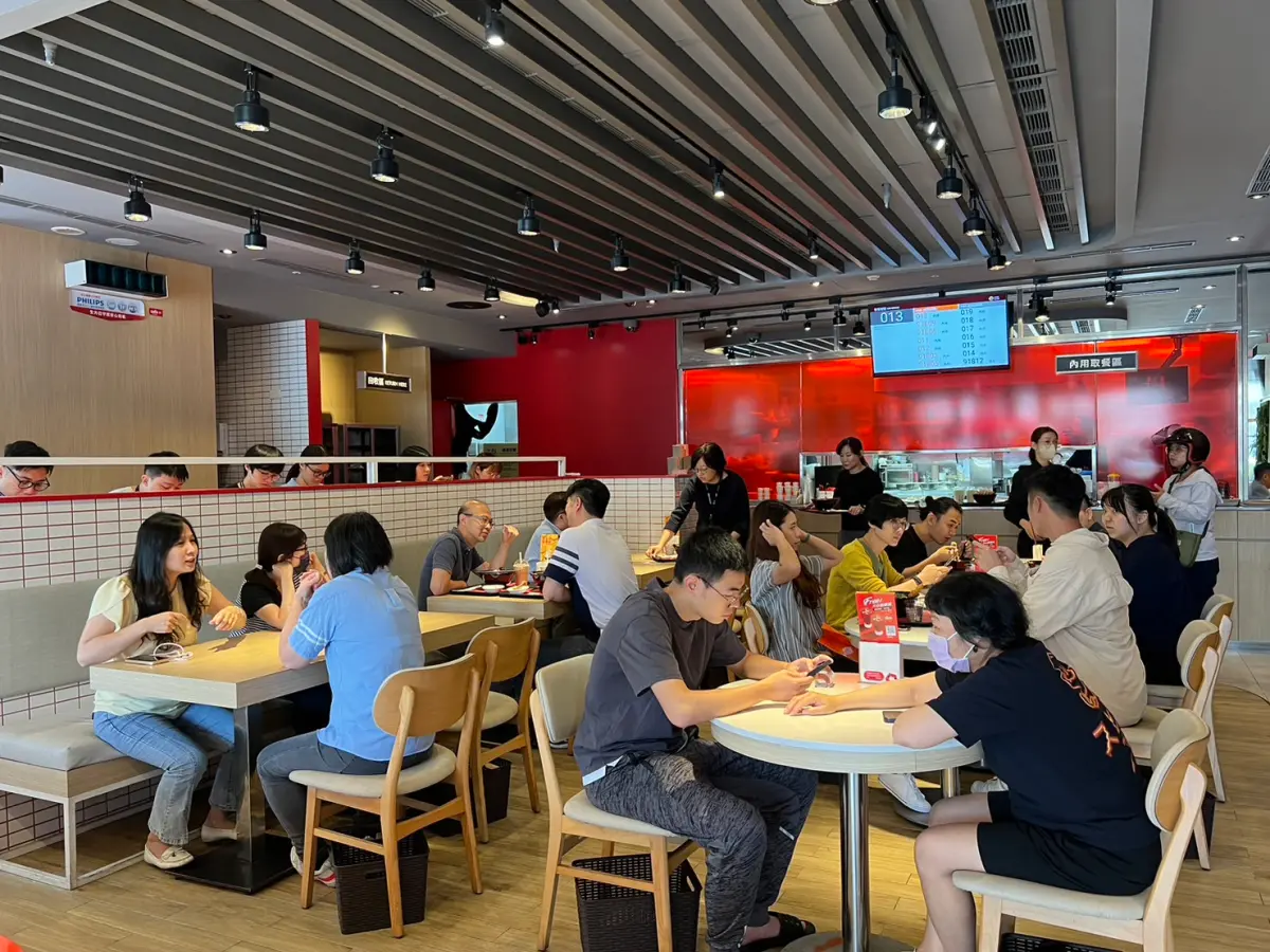 ▲瓦城泰統集團藉由推出應景夏季冰飲品，搭配極具吸引力的優惠活動，有效提升來客數，推動營收大幅成長。（圖／瓦城泰統集團提供）