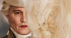 ▲強尼戴普在電影《杜巴利伯爵夫人》中，演出「法王路易15」。（圖／可樂電影）