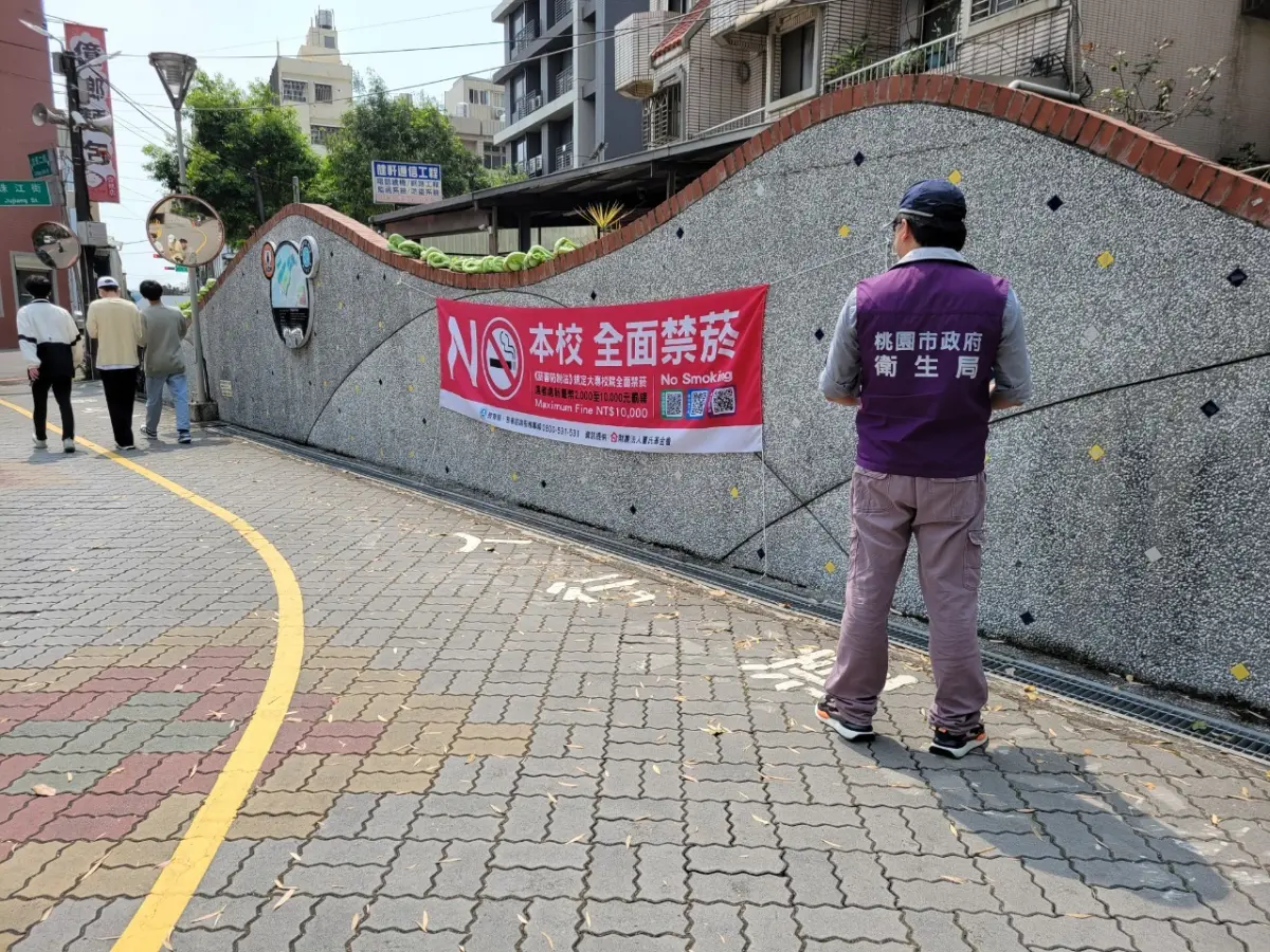 ▲聯合稽查內容包括：禁菸場所吸菸、場所供應熄菸器具、販售菸品標示及展示等重點項目，如查獲違規最高可處5萬元罰鍰。（圖／桃園市衛生局提供）