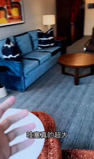 ▲九妹分享了蘋果公司提供的超狂福利,不但是搭乘商務艙前往,到當地入住的飯店也超豪華。(圖/IG@joemanweng) ▲九妹分享了蘋果公司提供的超狂福利,不但是搭乘商務艙前往,到當地入住的飯店也超豪華。(圖/IG@joemanweng)
