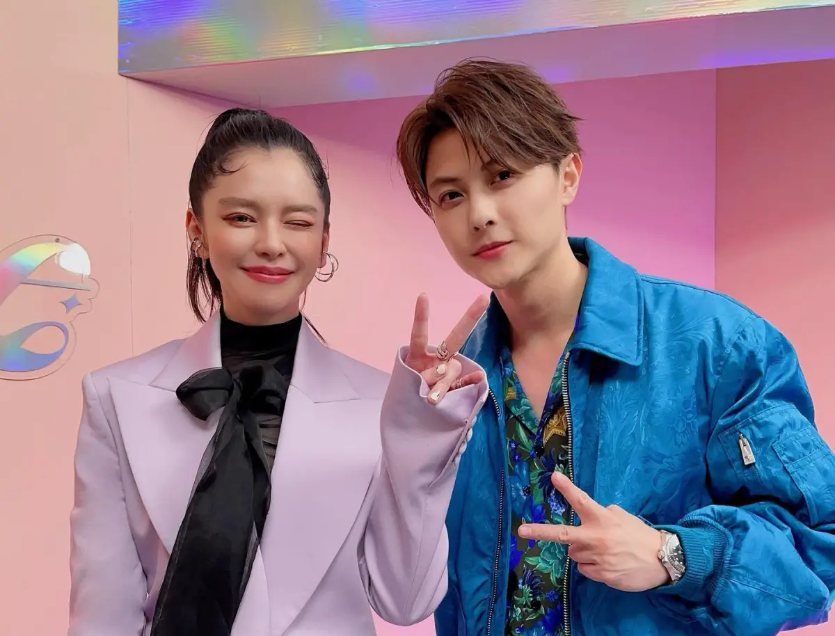 ▲王子邱勝翊（右）霸屏周末3節目，被譽為《未來少女》高顏值導師。（圖／喜鵲娛樂提供）