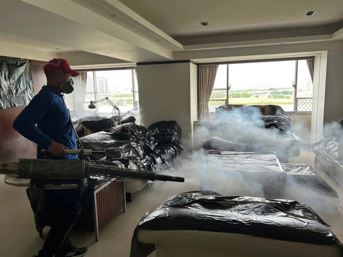 ▲清潔人員執行戶內外孳生源清除及環境噴藥。（圖 ／新北市政府衛生局提供）