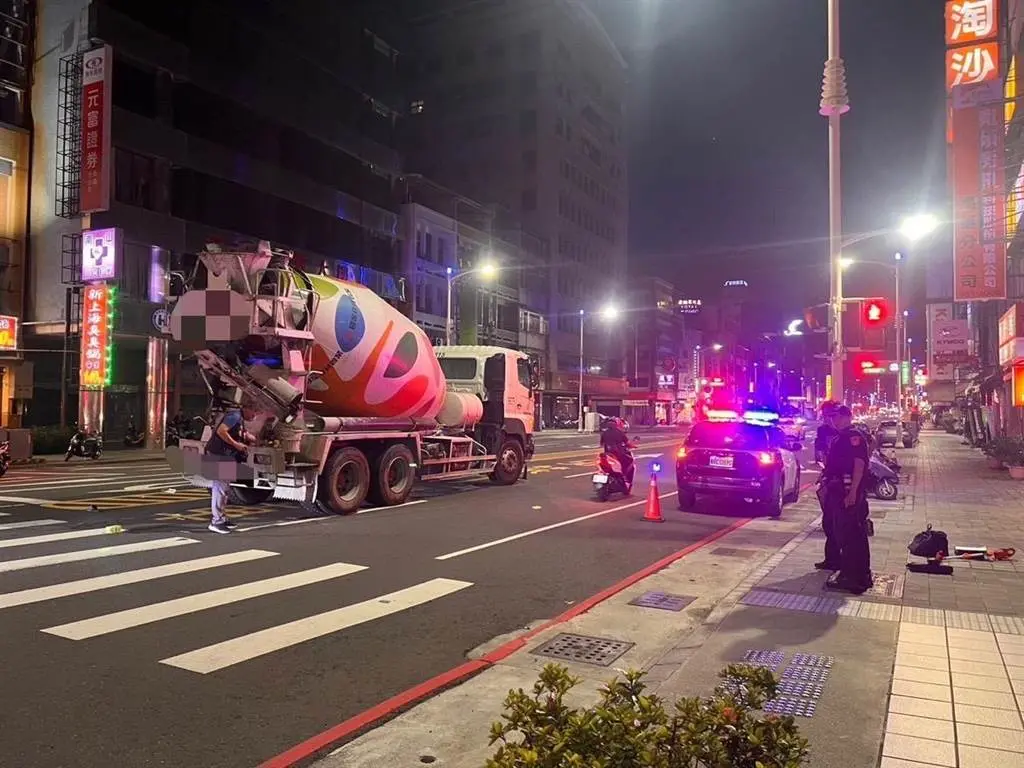▲一輛水泥車行駛在自立一路上右轉九如二路時，疑似未注意到一旁自行車，直接輾過28歲湯姓腳踏車騎士，湯男被救出時失去生命跡象，送醫一度救回，但傷勢仍相當嚴重，湯男父母連夜從北部趕赴高雄，不忍兒子繼續受苦，今（12）日上午決定拔管。（圖／翻攝畫面）