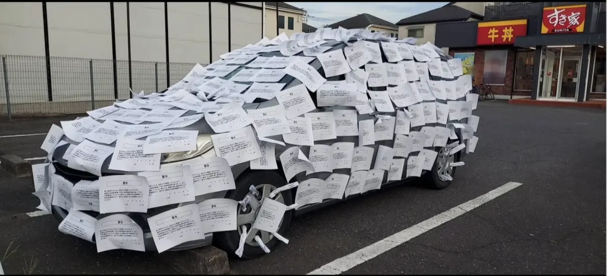 ▲日本SUKIYA店員將印有警告文字的A4紙貼滿了一輛違規停在店家停車場的汽車上，估計用了將近300張紙。（圖取自富士電視台新聞網網頁）