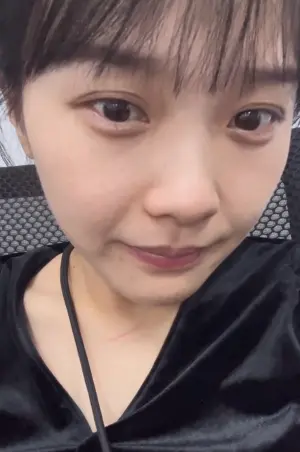 ▲黃老師直接曬出自己無修圖的真實模樣。(圖/微博) ▲黃老師直接曬出自己無修圖的真實模樣。(圖/微博)