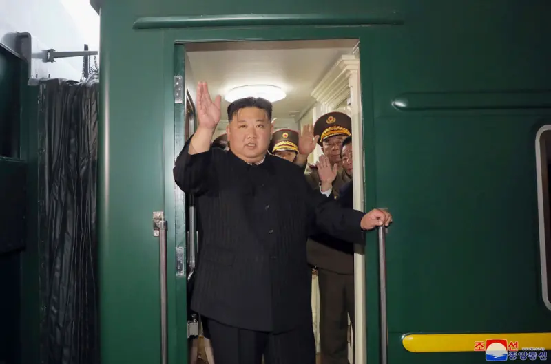 ▲北韓領導人金正恩在這輛「綠皮火車」上揮手致意，出發前往俄羅斯。（圖／美聯社／達志影像）