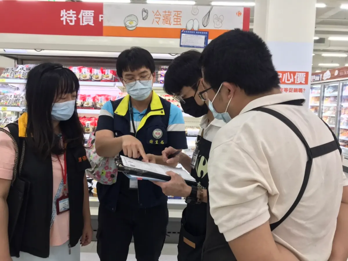 ▲查核轄內巴西進口蛋流向，衛生局與法務局消保官前往超市賣場實地查訪，今日查核市售架上未見巴西蛋品。（圖／桃園市衛生局提供）