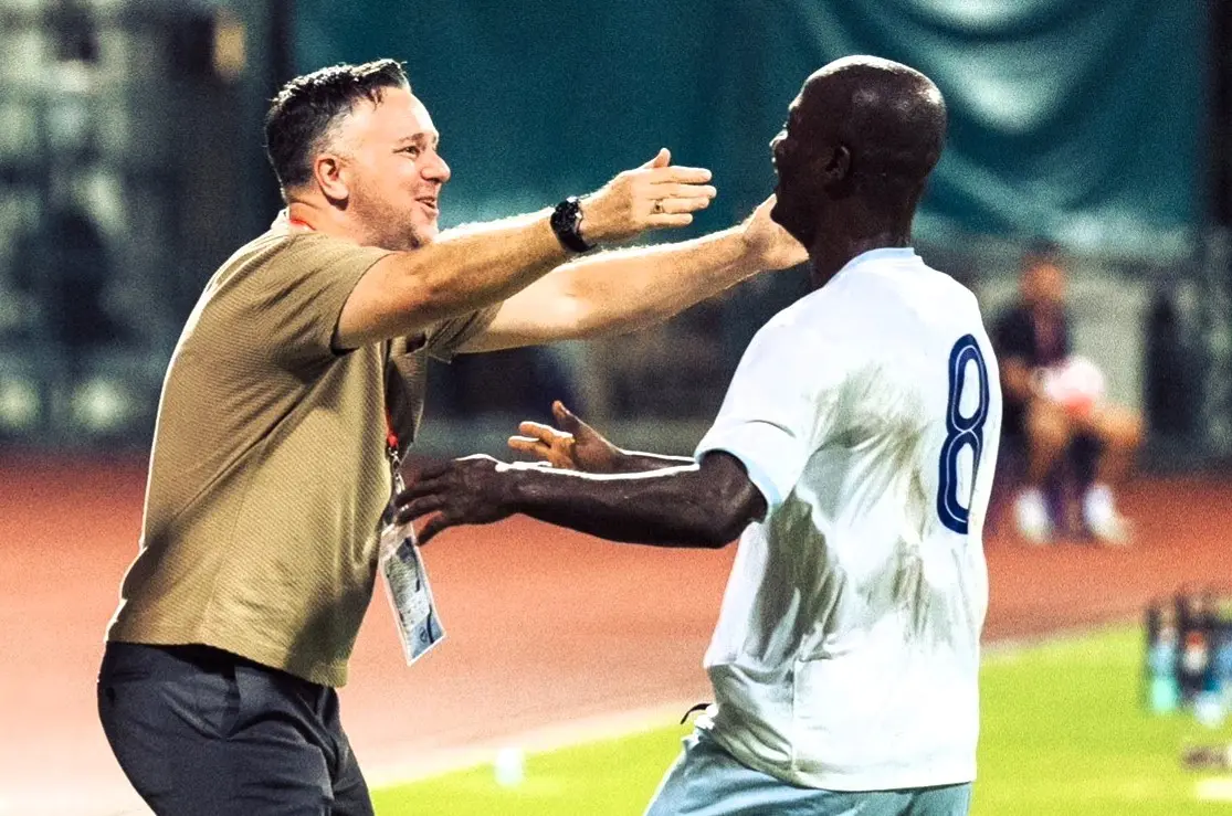 ▲總教練Gary（左）興奮擁抱安以恩。安以恩踢進生涯在國家隊的第一個進球。足協提供