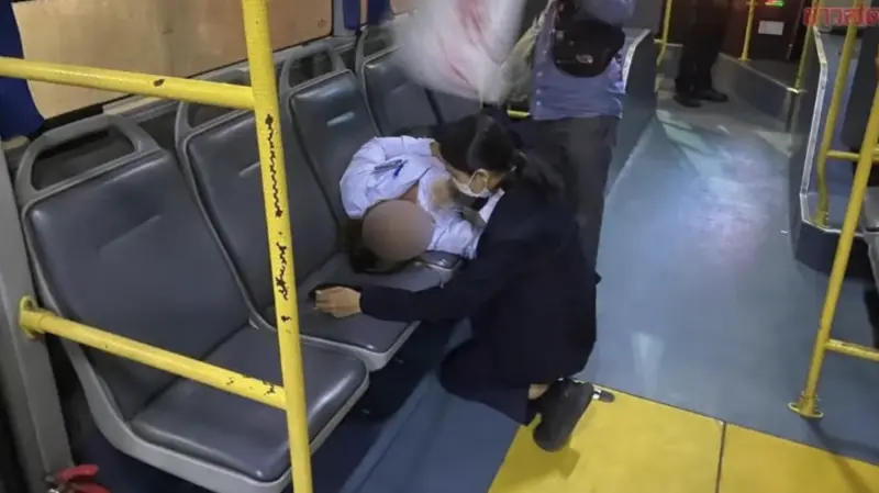 ▲泰國一名公車售票員因為乘客帶榴蓮上車，導致嚴重過敏、當場昏厥。（圖／翻攝自泰國世界日報）