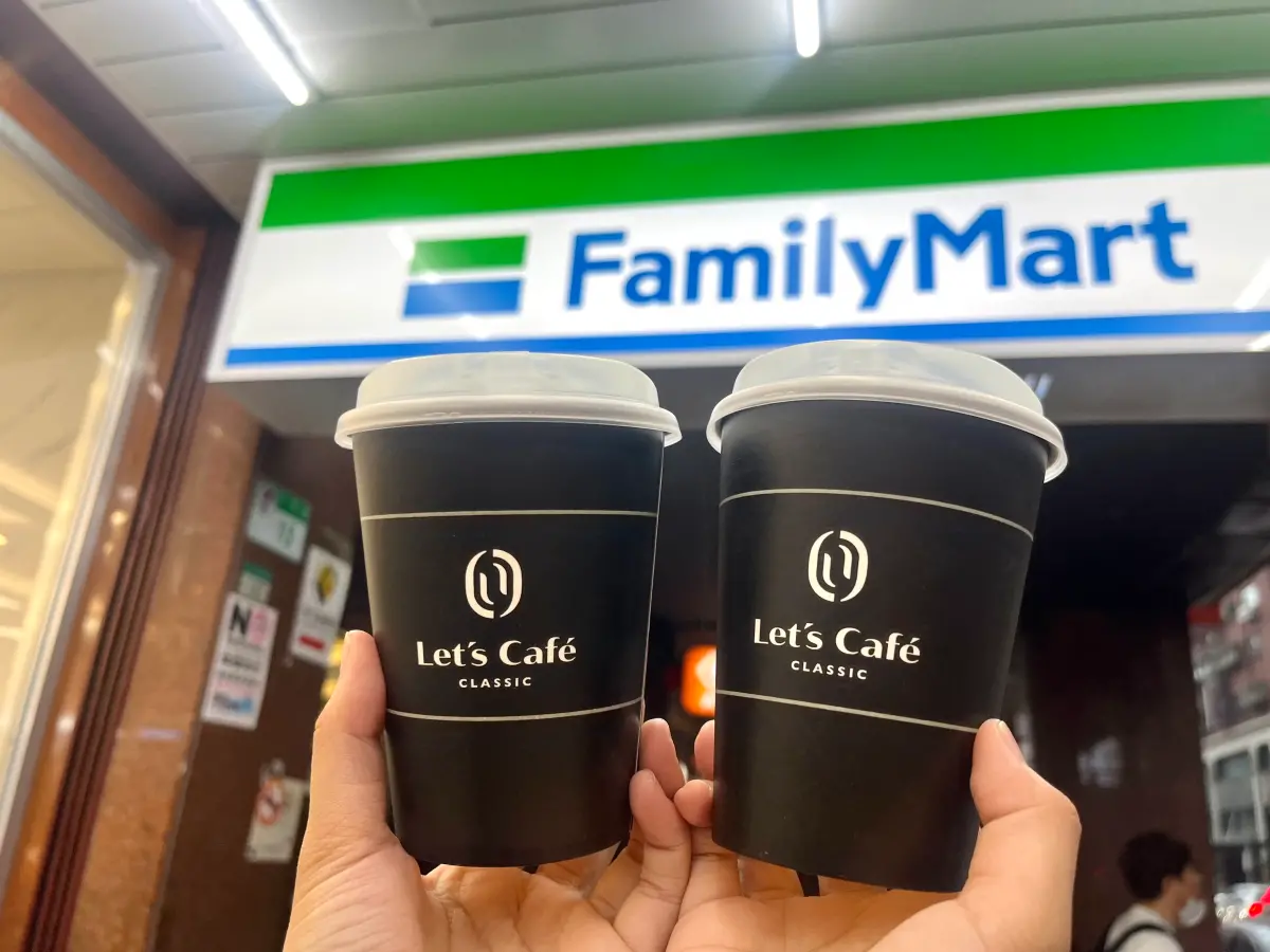 ▲補班日咖啡優惠，全家自22日起至24日連三天，有特濃美式、抹茶拿鐵買1送1。（圖／記者鍾怡婷攝）