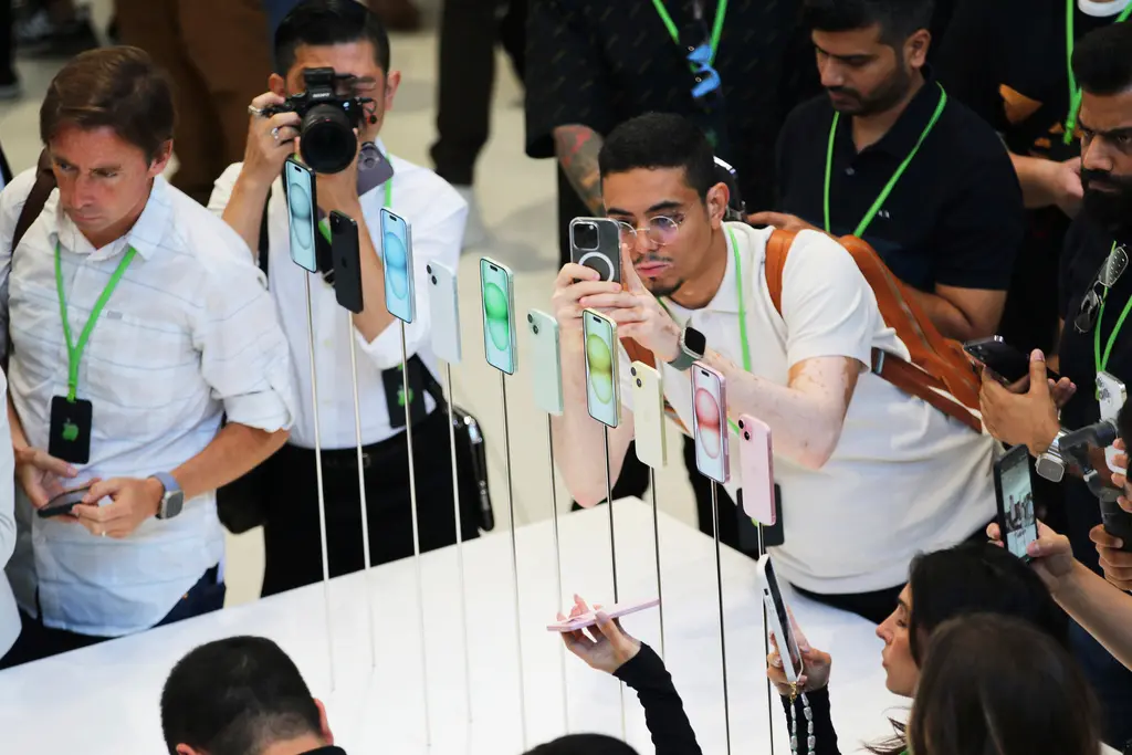 ▲iPhone 15系列新機發表，許多功能提升引起討論，但價格過高恐推遲換機潮。（圖／美聯社／達志影像）