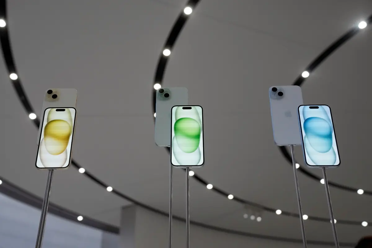 ▲蘋果iPhone 15系列新機今（22）日終於開賣！各大電信業者、蘋果直營店一大早就湧入不少果粉搶換新機。（圖/達志影像/美聯社）