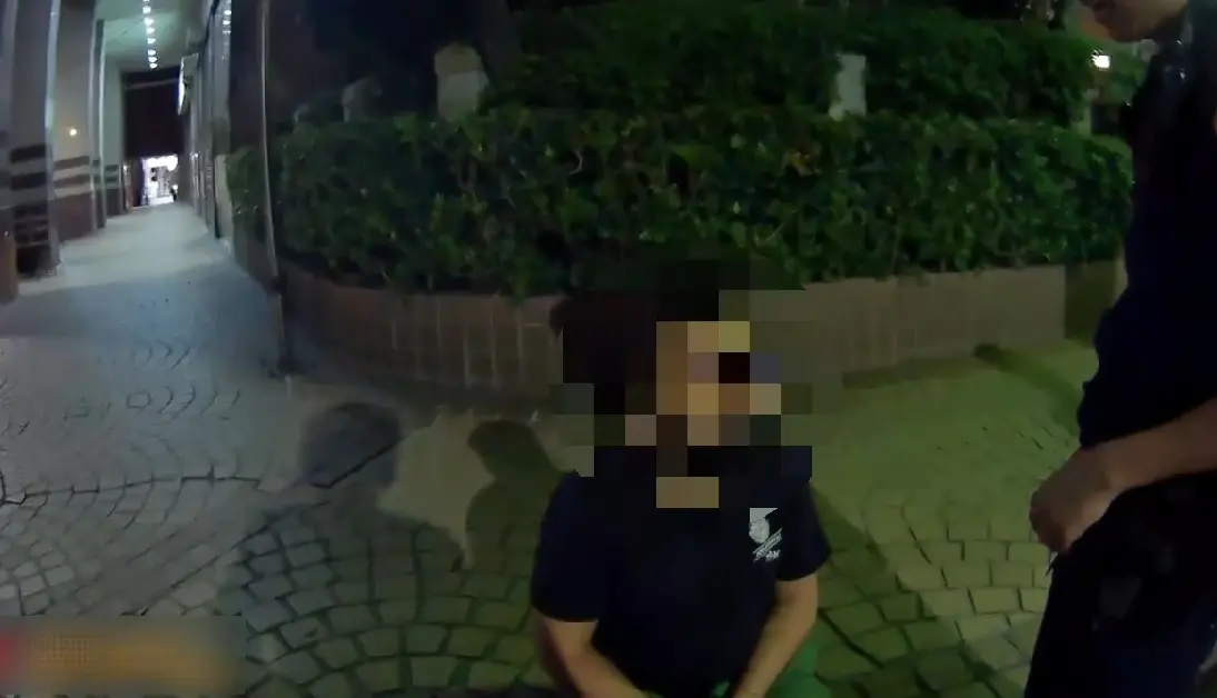 ▲陳姓男子將自小客車違停在路口，遭警方上前攔查，經調查確認，陳男竟是士林地檢發布之毒品通緝犯，並於其車上查獲現第二級毒品安非他命、第一級毒品海洛因。（圖／翻攝畫面）