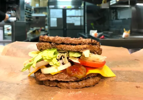 中秋節肉搏戰!無麵包漢堡王「整顆都是肉」 買套餐免費送鮭魚堡 ▲中秋節肉搏戰開打!漢堡王重磅回歸「無麵包漢堡」,最狂的四層烤牛堡「整顆都是肉」,肉肉控9月21日開吃了。明天祭出一日限定優惠,只要買安格斯套餐就免費送「香酥鮭魚堡」,現賺99元。(圖/台灣漢堡王提供)