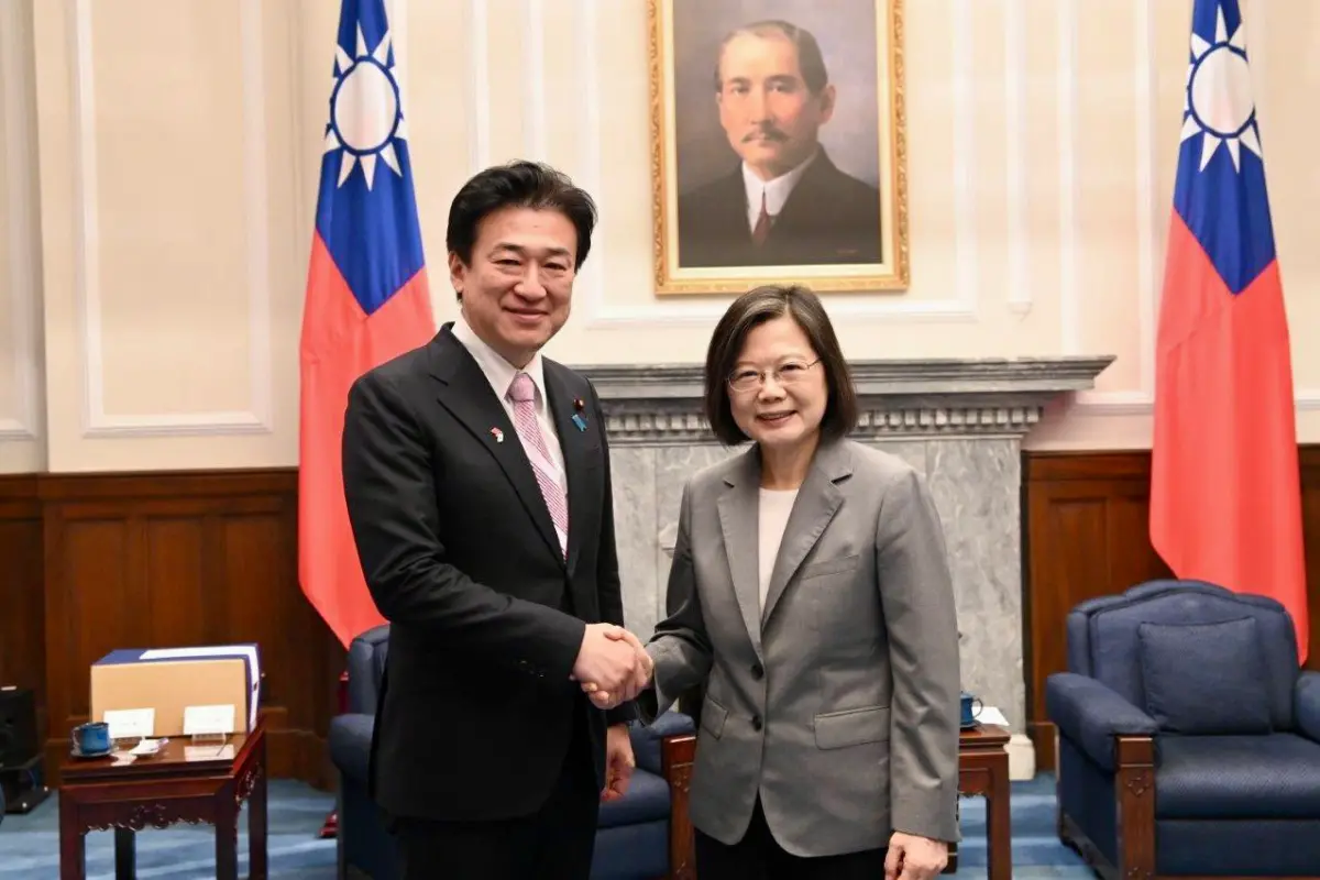 ▲「日華議員懇談會」事務局長木原稔（左）將首度入閣，擔任防衛大臣。圖為先前日華議員懇談會率團訪台時，總統蔡英文接見團員。（圖／翻攝自推特@kihara_minoru）