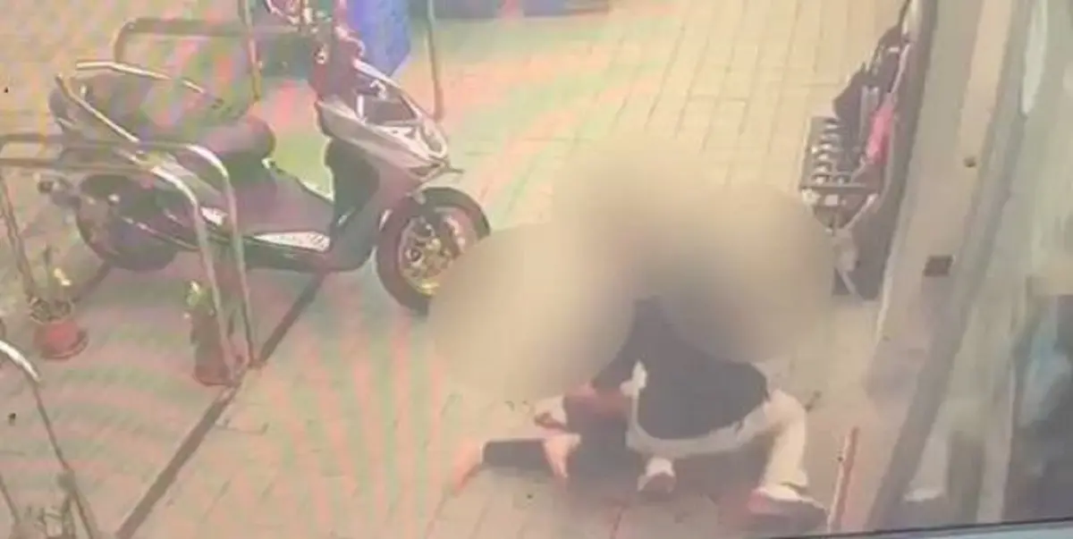 ▲兇嫌一路從超商內追出門外，並持刀猛攻擊害人。（圖／記者郭凱杰翻攝）