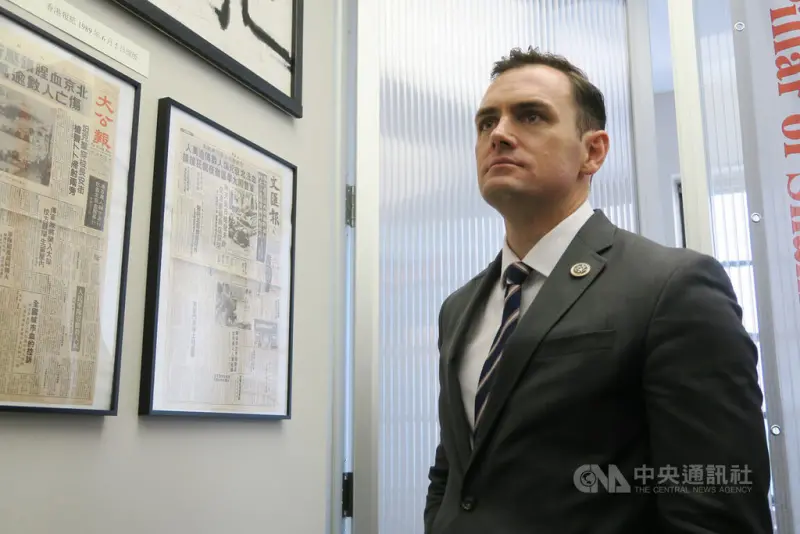 ▲美國聯邦眾議院中國問題特別委員會主席蓋拉格（圖）12日參觀紐約六四紀念館，注視1989年天安門事件後香港文匯報、大公報等展品。（圖／中央社）