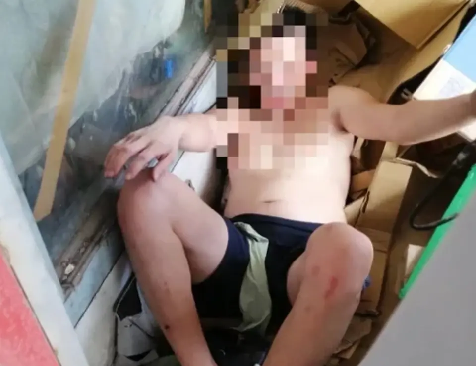 ▲台中一名34歲的陳姓男子，獨自躺在某電器行的紙箱回收區，經過警方調查，發現陳男竟是「七條通」的通緝犯。（圖／翻攝畫面）