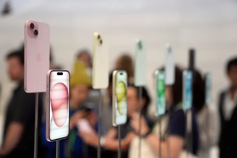 ▲蘋果發表會公開iPhone 15 粉紅新色引起廣大迴響，遠傳電信也公布手機0元資費方案。（圖／美聯社／達志影像）
