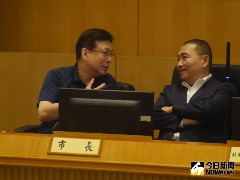 ▲侯友宜將展開赴美行程,今日在閉門市政會議前與副市長劉和然交頭接耳談話。(圖 /記者吳嘉億攝,2023.09.13)