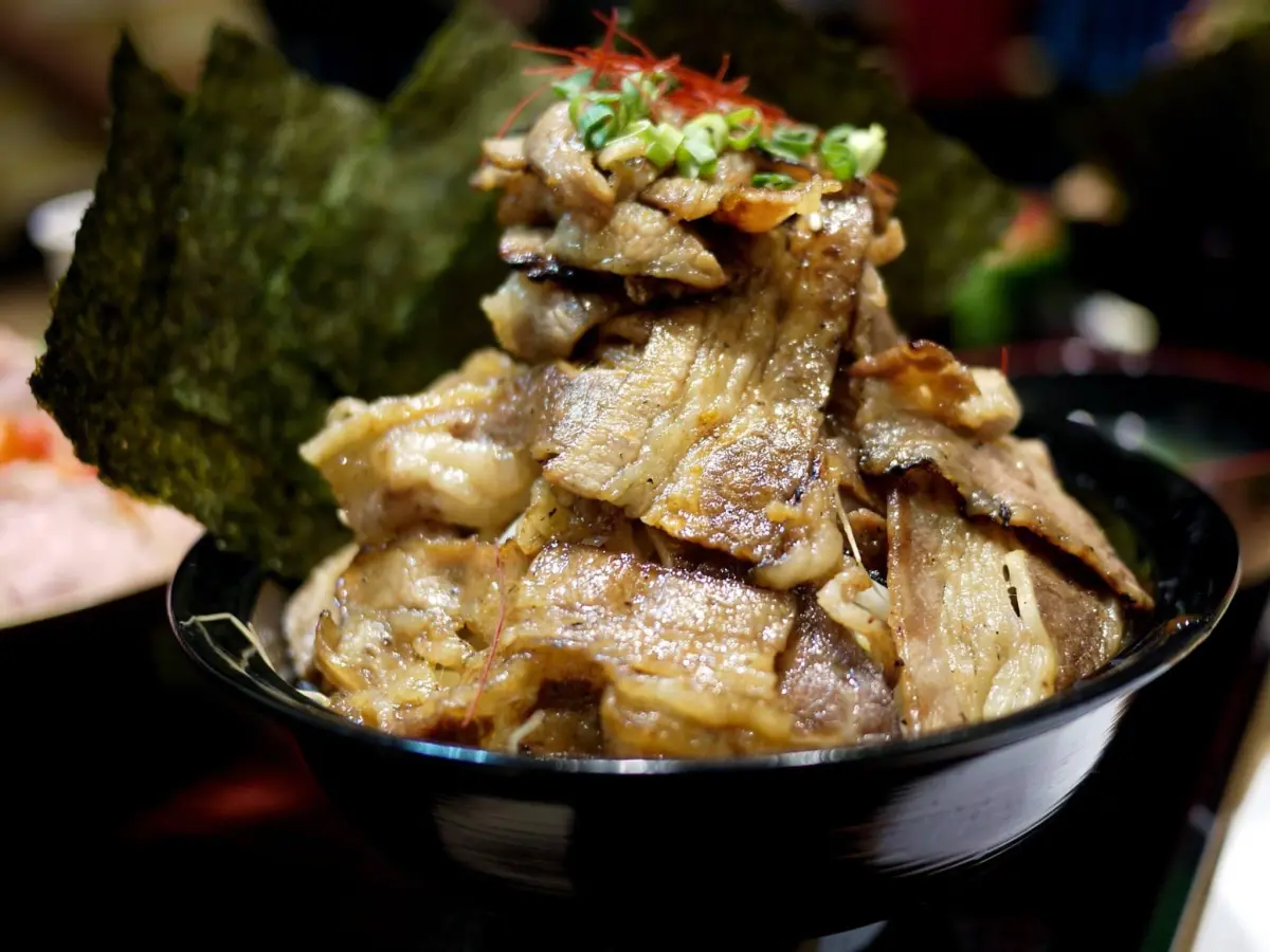 ▲「牛角次男坊」屬於日本牛角燒肉專門店旗下品牌，主打超大份量的燒肉丼飯，牛五花肉片堆疊像座小山，明天台北京站店將開幕，首五日送30元優惠券。（圖／記者葉盛耀攝）