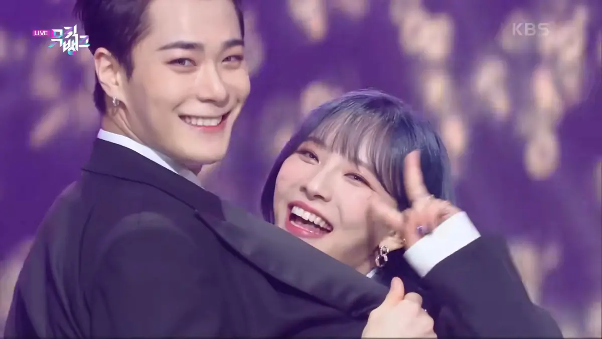 ▲韓國男團ASTRO成員文彬（左）4月驟逝，他的妹妹文秀雅曾暫停工作一週，但復工3個月後，如今又因健康因素宣布二度停工。（圖 / KBS WORLD TV YouTube）