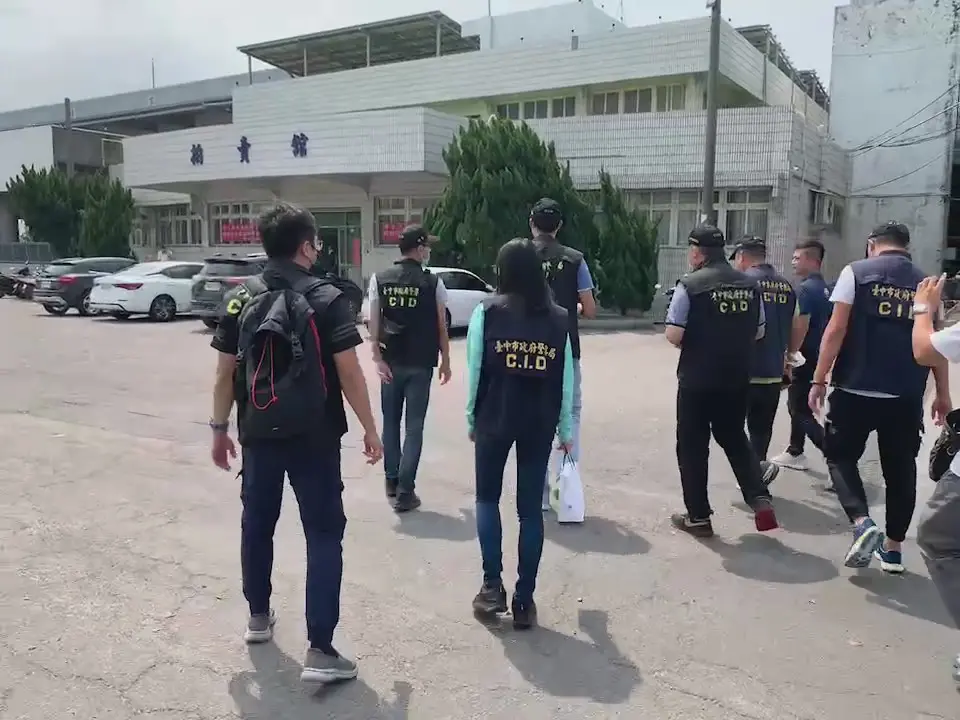 ▲中市警方今天到大安肉品市場，追查駭客ＩＰ路徑