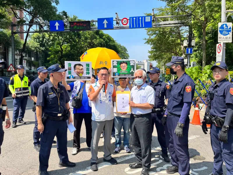 ▲新黨桃園立委參選人游智彬，赴農業部演行動劇，向陳吉仲看板砸雞蛋。（圖／翻攝自中壢戰神游智彬）